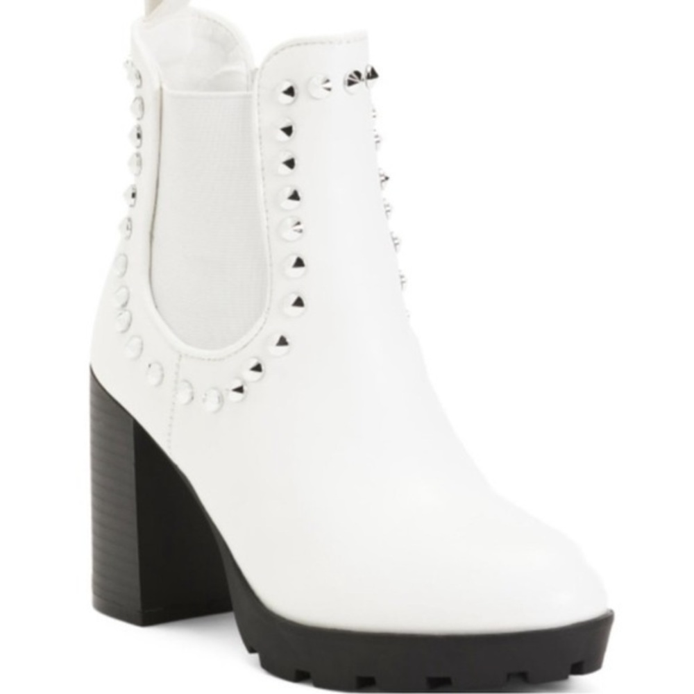 Nicole Miller Aston Studded Block Heel Chelsea Boot Off White Womens Size 9 NEW